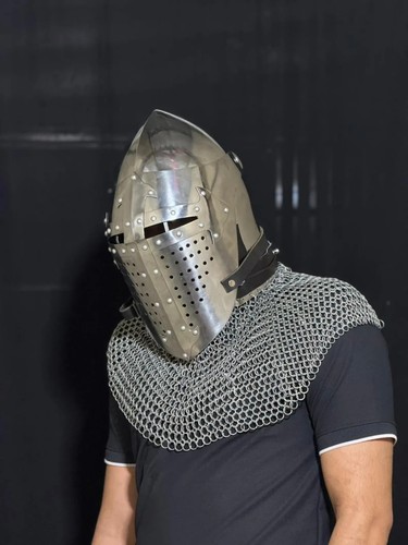 Mittelalterlicher ritterhelm - mittelalterlicher,